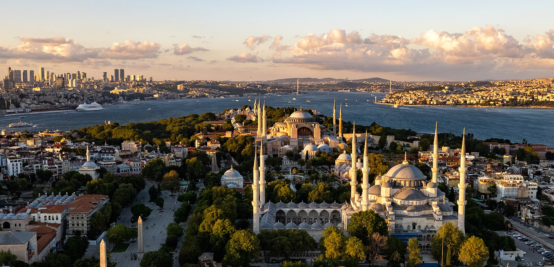 Istanbul — Wikimedia Commons (Wikipedia summary image) photo